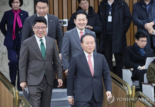 국민의힘 윤재옥 원내대표와 유의동 정책위의장, 장동혁 사무총장이 지난 5일 오전 국회에서 열린 원내대책회의에 참석하고 있다. 연합뉴스