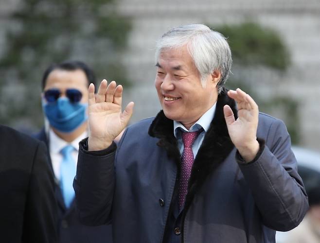 ▲ 2020년 2월24일 당시 공직선거법 위반 혐의로 구속영장이 청구된 전광훈 사랑제일교회 목사가 서울중앙지법에서 열린 영장실질심사에 출석하며 취재진 질문에 답하고 있는 모습. ⓒ연합뉴스