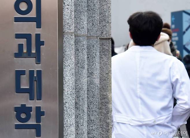 13일 서울 모 대학병원에서 의사가 이동을 하고 있다 /사진=임한별(머니S)