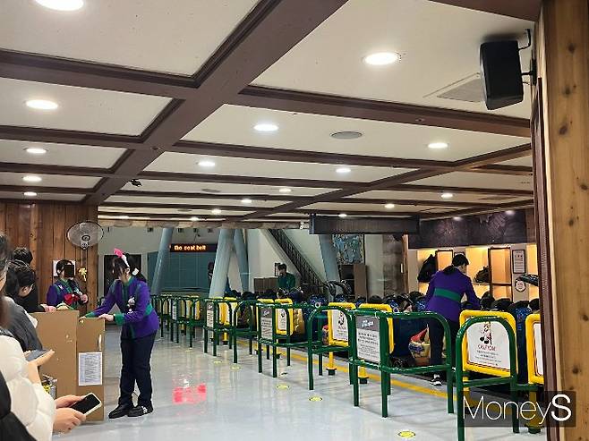 실내 어트랙션 중 1등이라 할 수 있는 '후렌치레볼루션'은 롯데월드의 대표 롤러코스터다. 지난 6일 롯데월드의 직원들이 후렌치레볼루션이 출발하기 전 점검을 하고 있다. /사진=박재이 기자