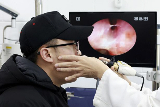 공군8전투비행단이 시행하고 있는 ‘다학제 수면클리닉’을 신청한 공군 장병이 수면장애 문제를 해결하기 위해 이비인후과 진료를 받고 있다. 국방일보