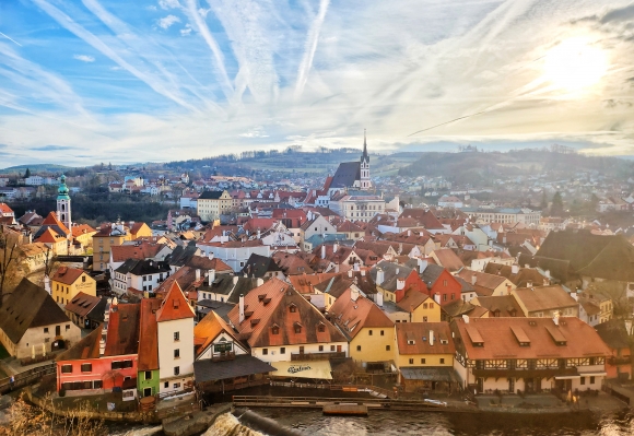 체코 남부의 작은 도시 체스키 크롬로프는 13세기부터 17세기까지의 다양한 건축양식이 공존하는 도시이다. 블타바강이 굽이쳐 흐르는 이 도시의 구시가지는 1992년 유네스코 세계문화유산으로 지정되었다.
