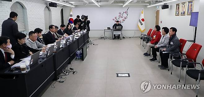 국민의힘 공천 후보자 면접 (서울=연합뉴스) 이정훈 기자 = 13일 오전 서울 여의도 국민의힘 중앙당사에서 4·10 총선 공천 신청자에 대한 면접이 본격적으로 시작됐다. 
    서울 중구 성동을에 지원한 예비 후보자인 이영 전 중소기업벤처부 장관, 이혜훈 전 의원, 하태경 의원이 공천심사를 받고 있다. 2024.2.13 [공동취재] uwg806@yna.co.kr