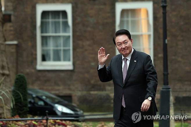 영국 국빈방문 당시 윤석열 대통령 (런던=연합뉴스) 진성철 기자 = 영국을 국빈 방문한 윤석열 대통령이 지난해 11월 22일(현지시간) 런던 다우닝가 10번지 총리 관저에 리시 수낵 총리와의 한영 정상회담을 위해 도착하며 인사하고 있다.  2023.11.23  [공동취재] zjin@yna.co.kr