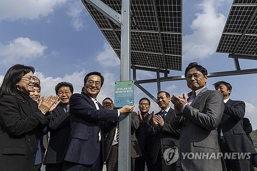 경기도 '공공기관 RE100 1호 발전소'     (의정부=연합뉴스) 임병식 기자 = 김동연 경기도지사가 14일 경기도 의정부시 경기도북부청사 태양광 발전시설에서 열린 공공기관 RE100 이행 기념식에서 1호 현판을 발전시설에 부착하고 있다. 
    이번 발전시설은 공공기관 RE100 선언 후 건물 옥상과 주차장 유휴부지를 활용한 첫 태양광 발전시설로 연간 48만6천180kWh 전기를 생산할 예정이다. 2024.2.14 
    andphotodo@yna.co.kr