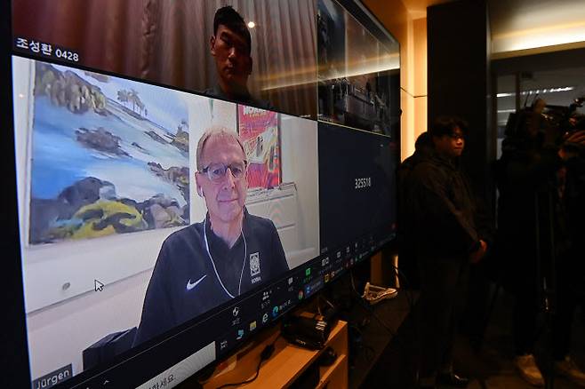 위르겐 클린스만 축구대표팀 감독이 15일 오전 서울 종로구 대한축구협회에서 2023 AFC 카타르 아시안컵 성과를 평가하기 위해 열린 2024년도 제1차 국가대표전력강화위원회에 화상으로 참여하고 있다. 사진=연합뉴스