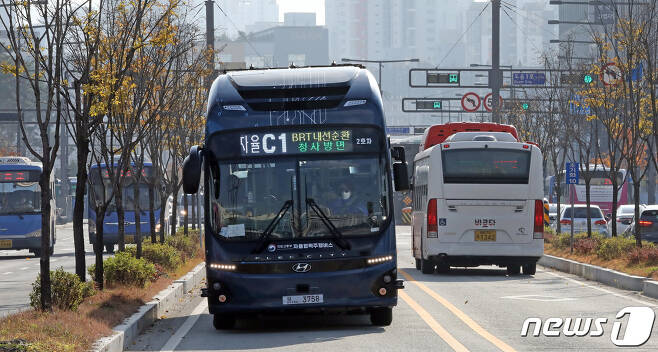 25일 세종시에서 국토교통부가 개최한 자율협력주행 대중교통 시스템 기술개발 최종 성과 시연회에서 자율전기버스가 정부세종청사 BRT 정류장을 향해 운행하고 있다.  (자료사진) 2021.11.25/뉴스1