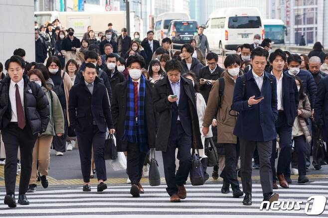 출근하는 사람들이 도쿄의 횡단보도를 건너고 있다. 2024.2.15ⓒ AFP=뉴스1
