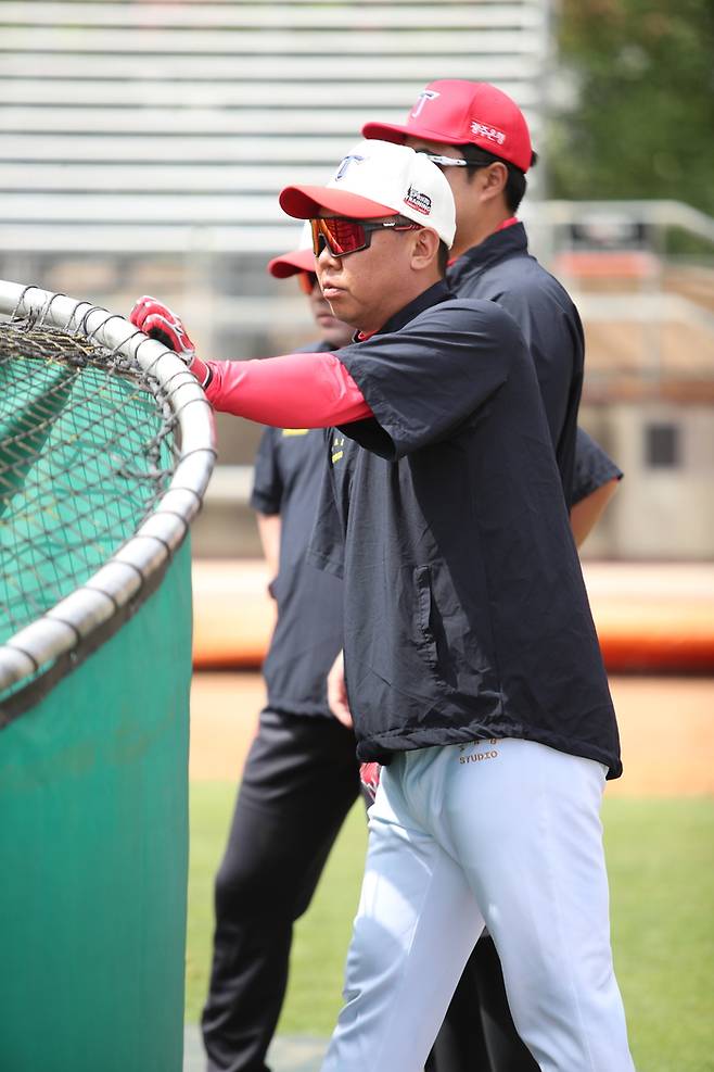 KIA 이범호가 감독이 호주 캔버라 나라분다 볼파크에서 타격훈련을 지켜보고 있다. 사진 | KIA 타이거즈