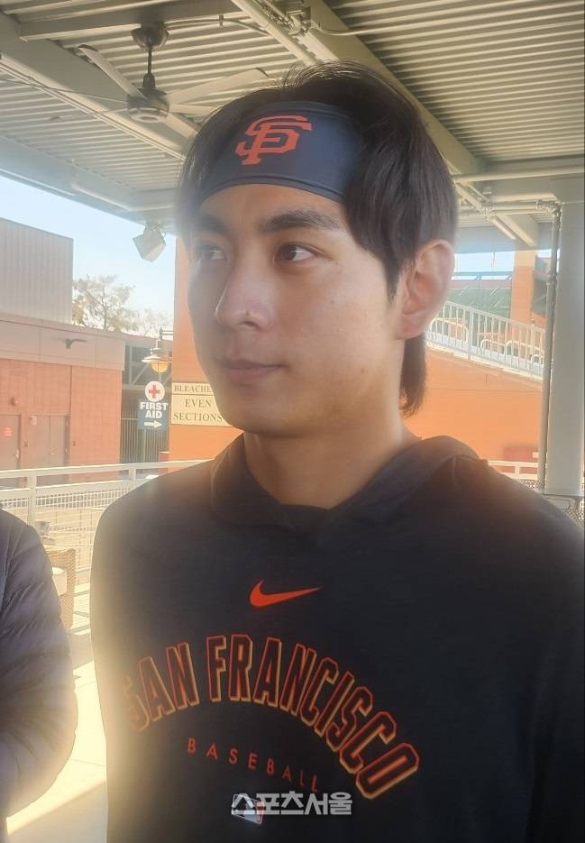 이정후가 15일 미국 애리조나 스코츠데일 스타디움에서 시작한 스프링캠프 훈련을 마친 후 인터뷰를 하고 있다. 스코츠데일=김민규기자 kmg@sportsseoul.com