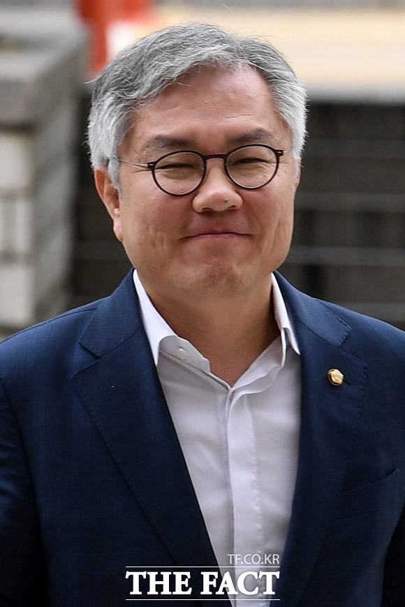 서울중앙지법 형사항소5-2부(최태영·정덕수·구광현 부장판사)는 지난달 17일 정보통신망법상 명예훼손 혐의를 받는 최강욱 전 더불어민주당 의원에게 무죄를 선고한 원심을 파기하고 벌금 1000만원을 선고했다./남용희 기자