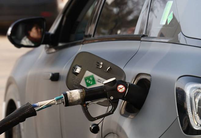 지난 13일 서울 영등포구 여의도 국회수소충전소에서 충전 중인 수소 차량. [이미지출처=연합뉴스]