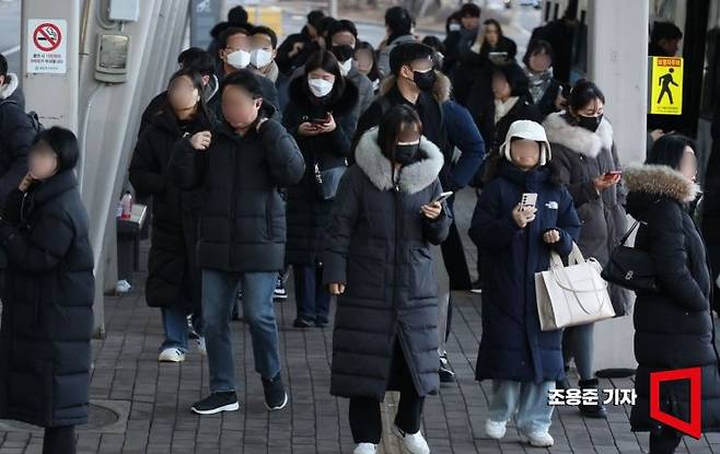 아침 기온이 영하 7도까지 떨어진 15일 서울 영등포구 여의도에 직장인들이 두툼한 복장으로 출근길을 서두르고 있다. 사진=조용준 기자 jun21@