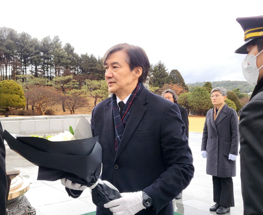 조국 전 법무부 장관이 15일 대전 유성구 국립대전현충원을 찾아 참배했다. 정민지 기자