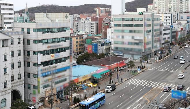 인천 계양구 계산동에 이재명 더불어민주당 대표의 지역구 사무실(오른쪽)에서 약 100m 정도 떨어진 왼쪽 편으로 원희룡 전 국토교통부 장관이 선거사무소 임대 계약을 한 것으로 알려진 건물이 보인다. 정가에 따르면 이재명 더불어민주당 대표는 지역구 사무실을 이전하기 위해 계산동의 건물에 사무실 임대 계약을 한 것으로 알려졌으며, 원희룡 전 국토부 장관은 이 대표의 사무실과 직선 거리 100m 정도 떨어진 건물에 임대 계약을 한 것으로 알려졌다. 선거전이 본격화하면 양측이 내건 대형 홍보현수막이 유권자의 눈길을 끌게된다. 22대 총선 최대 격전지에서 치열한 선거전이 예상된다. 2024.1.21/뉴스1