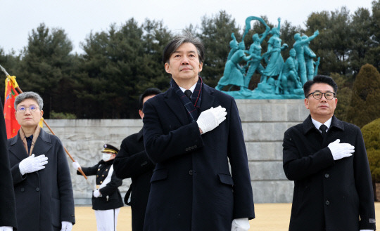 조국 전 법무부 장관이 15일 오후 국립대전현충원을 찾아 국기에 경례하고 있다.  [연합뉴스]