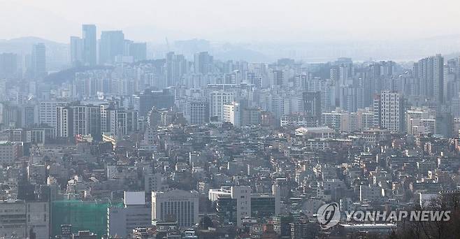 서울 중구 남산에서 바라본 서울 시내 아파트와 주택 밀집 지역의 모습이 뿌옇다. 연합뉴스