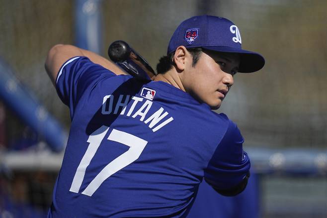 <yonhap photo-0680="">오타니가 15일(한국시간) 야외에서 타격 훈련을 하고 있다. AP=연합뉴스</yonhap>