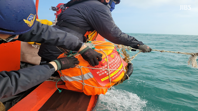 불법 범장망 어구에 경고장을 부착하는 해경 (사진, 제주지방해양경찰청)