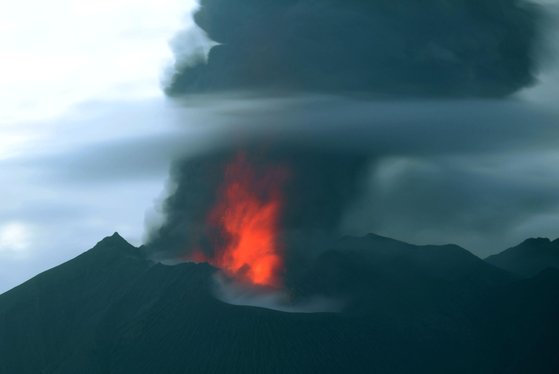 일본 규슈 남부의 화산섬인 사쿠라지마(櫻島)가 14일 오후 6시33분께 분화해 연기가 5㎞까지 치솟았다. 무인측정카메라에 의해 촬영된 분화 모습. 교도=연합뉴스