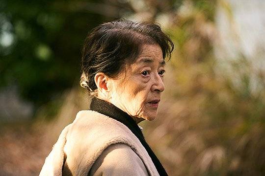 영화 '플랜 75'는 75세 이상 고령자가 '죽음'을 국가에 신청하면 정부가 시행해주는 '플랜 75'라는 제도가 도입된 근미래의 일본이 배경이다. 남편과 사별 후 가족 없이 살아가는 78세 주인공 미치(바이쇼 치에코)는 호텔 청소일에서 강제 은퇴당한 뒤 일을 주는 곳이 없자, 사회 분위기에 떠밀리듯 플랜 75를 신청하게 된다. 사진 찬란