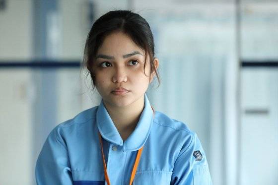 영화 '플랜 75'에는 고령화로 인구가 줄어가는 일본 사회의 노동력 공백을 채우고 있는 이주노동자도 등장한다. 심장병이 있는 5살박이 딸을 키우는 필리핀인 마리아는 플랜 75 안락사 시설의 유품 처리를 담당하다 히로무를 만나게 된다. 사진 찬란