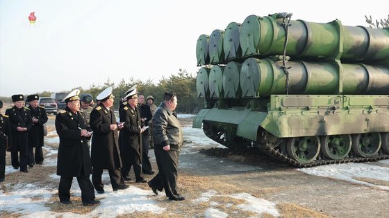 김정은 북한 국무위원장은 지난 14일 오전, 해군에 장비하게 되는 신형 지상대해상 미사일 '바다수리-6형' 검수 사격 시험을 지도했다고 조선중앙TV가 15일 보도했다. 연합뉴스