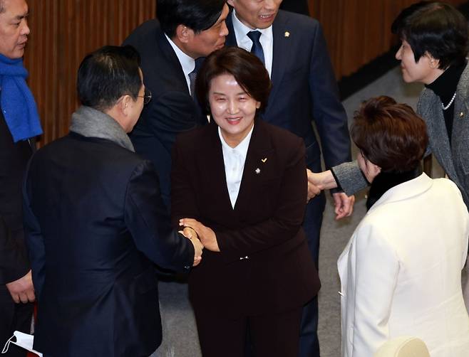 ▲지난달 25일 국회에서 의원들과 작별인사 나누는 이은주 전 의원 : 연합뉴스