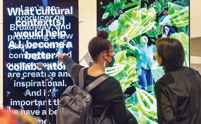 지난달 25일 뉴욕 구겐하임미술관에서 열린 ‘Late Shift x Stephanie Dinkins’ 행사 참가자들이 ‘The Stories We Tell Our Machines, work in progress’ 앞에 서 있다. ‘I am’으로 시작하는 문장으로 자신에 대해 설명하면 AI가 이에 걸맞은 이미지를 생성해 보여준다.  /사진=Ed Marshall