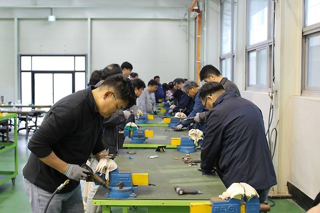 한국폴리텍대 신중년특화과정 ‘항공기 기체 제작’ 직무 교육생들이 기체 조립(리벳) 실습을 하고 있다. 폴리텍대 제공