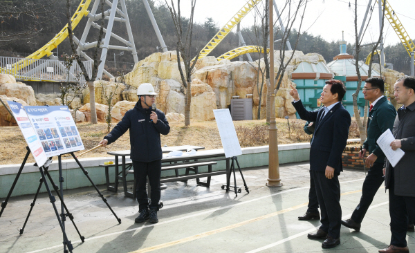 박완수(왼쪽 두 번째) 경남지사가 15일 로봇랜드 테마파크를 찾아 4월 재개장 준비상황을 점검하고 있다. 경남도 제공