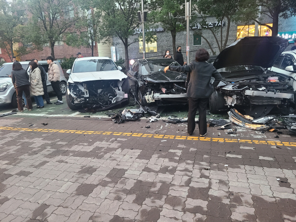 15일 부산 서구청 주차장에서 발생한 사고로 부서진 차량. 독자 제공