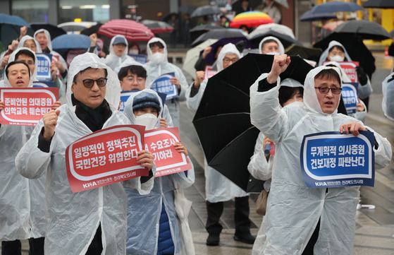 Doctors rally in the rain in a square in Jeon-dong in Jeonju, North Jeolla, on Thursday. [YONHAP]