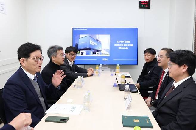 15일 인천 서구 소재 ㈜케이타운포유 직원들과 대화하는 고광효 관세청장(왼쪽 첫번째). 관세청