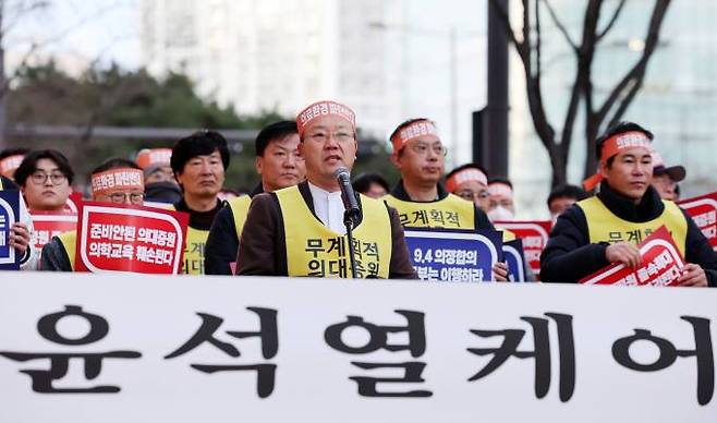 15일 오후 광주 서구 치평동 국민의힘 광주시당 당사 앞에서 열린 광주시의사회·전남도의사회의 '의대 정원 증원 정책 규탄 궐기대회'에서 박유환 광주시의사회장이 연대사를 낭독하고 있다.