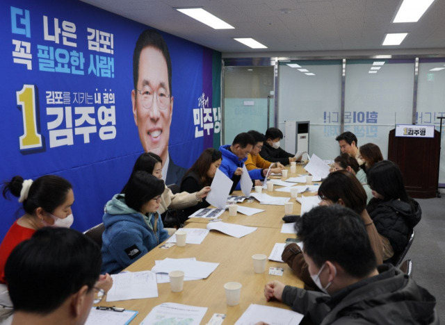 풍무동 거주 학부모들과 원거리 중학교 배정문제에 따른 통학버스 즉시 투입과 버스정류장 개선, 예산 확보 등을 논의하고 있다. 김주영 의원실 제공