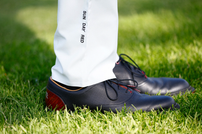 타이거 우즈가 14일(한국시간) 제네시스 인비테이셔널 연습 라운드에서 착용한 흰 바지와 신발에 새로운 의류 후원사인 선데이레드의 로고가 새겨져 있다. AFP 연합뉴스