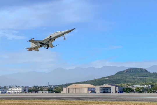 대만이 지난해 말 60대를 전량 퇴역시킨 F-5 E 전투기 비행 모습.  대만 국방부 트위터 캡처