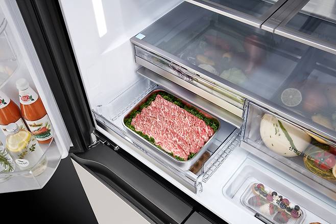 LG 디오스 상냉장 하냉동 냉장고 신제품의 ‘신선맞춤실’에 ‘육류 소프트 프리징 모드’가 적용된 연출 이미지. [LG전자 제공]