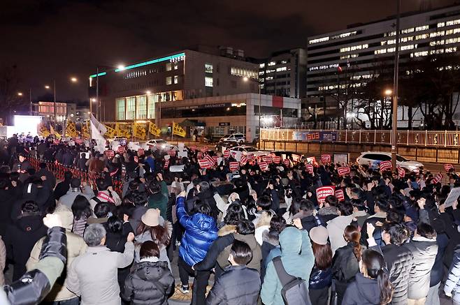 15일 오후 서울 용산구 대통령실 앞에서 열린 의과대학 입학 정원 확대 반대 서울시의사회 궐기대회에 모인 참가자들. [연합]