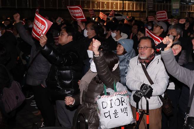 서울시의사회 소속 의사들이 15일 오후 서울 용산구 대통령실 앞에서 정부의 의과대학 입학 정원 확대에 반대하는 궐기대회를 하고 있다. [연합]