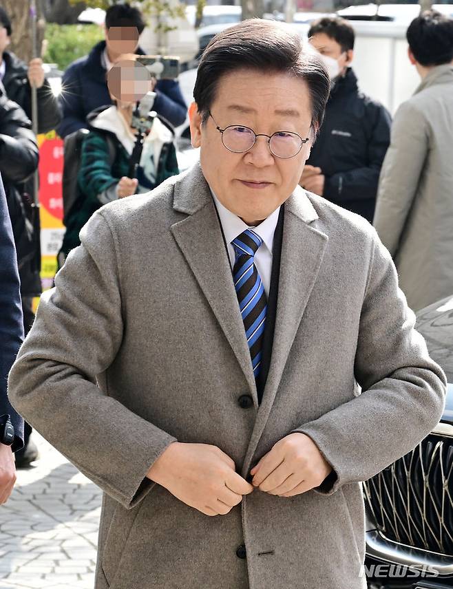 [서울=뉴시스] 고범준 기자 = 이재명 더불어민주당 대표가 14일 오후 서울 영등포구 소상공인연합회에서 열린 소상공인 정책간담회에 참석하고 있다. (공동취재) 2024.02.14. photo@newsis.com