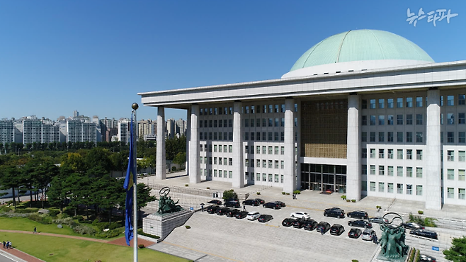 국회에 2030대 의원이 늘어나면, 청년 관련 법안의 발의 건수는 눈에 띄게 늘어날 수 있다. 뉴스타파가 만난 현직 국회의원, 전문가 등은 '가결률'도 높아질 것이라고 말한다. 청년 관련 법안이 더 많이 발의됨과 동시에 더 많이 국회 문턱도 넘을 수 있다는 얘기다. 