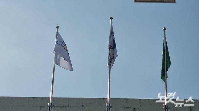 새로운 CI를 반영해 교체된 순천시청 깃발(왼쪽). 박사라 기자