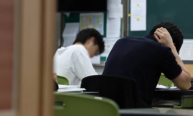 서울의 한 고등학교 3학년 교실에서 학생들이 공부를 하고 있다. 연합뉴스