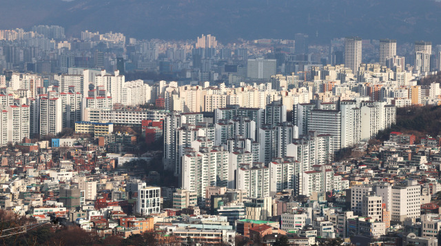 서울 중구 남산에서 바라본 서울 시내 아파트 밀집 지역의 모습. /연합뉴스