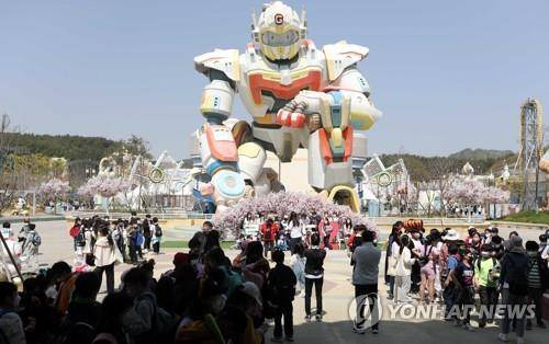 로봇랜드 테마파크에서 즐거운 한때 [연합뉴스 자료사진]