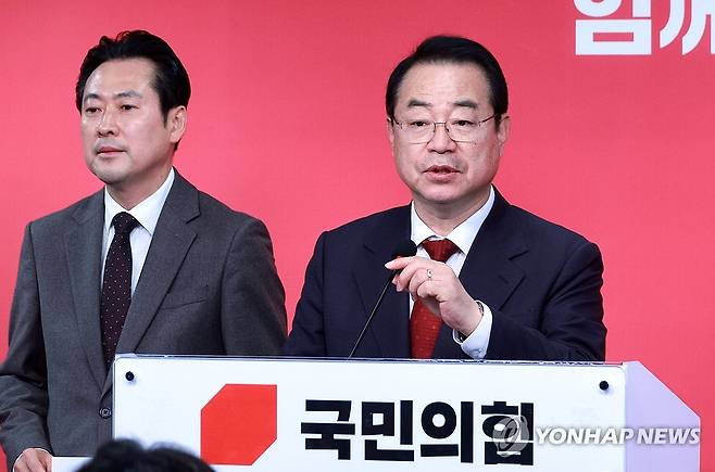 국힘, 원희룡·안철수·방문규·이수정등 25명 단수공천 (서울=연합뉴스) 한종찬 기자 = 국민의힘 정영환 공천관리위원장이 15일 오전 서울 여의도 국민의힘 당사에서 제7차 회의 결과를 발표하고 있다. 2024.2.15 saba@yna.co.kr