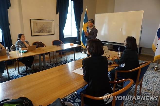 2023년 6월 주 스웨덴 한국대사관에서 김현숙 당시 여가부 장관의 방문을 맞은 최연혁 교수 [연합뉴스 사진]