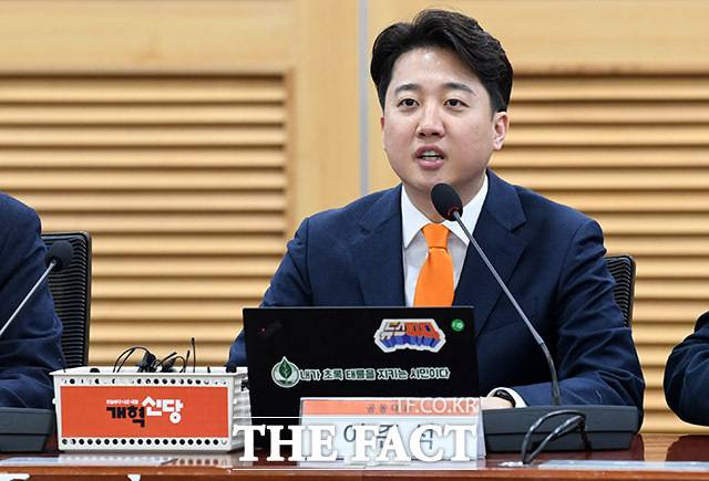 개혁신당 탈당러쉬에 이 대표가 즉각 진화에 나섰다. 지난 13일 오전 서울 여의도 국회 의원회관에서 열린 제1차 최고위원회의에서 발언을 하고 있다./남용희 기자